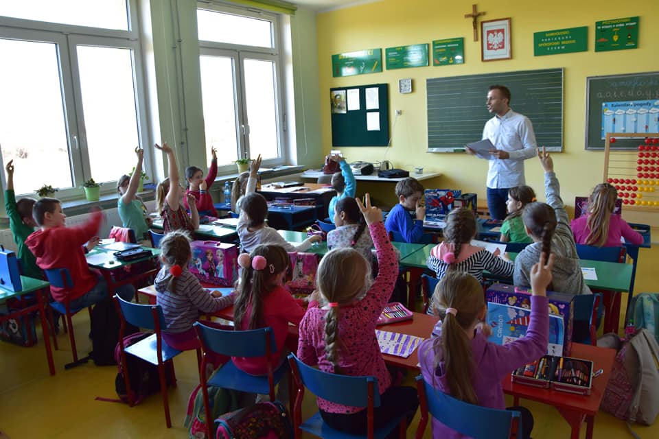 Wizyta w Szkole Podstawowej im. Zesłańców Sybiru w Niedźwiadnej w ramach diagnozy środowiskowej