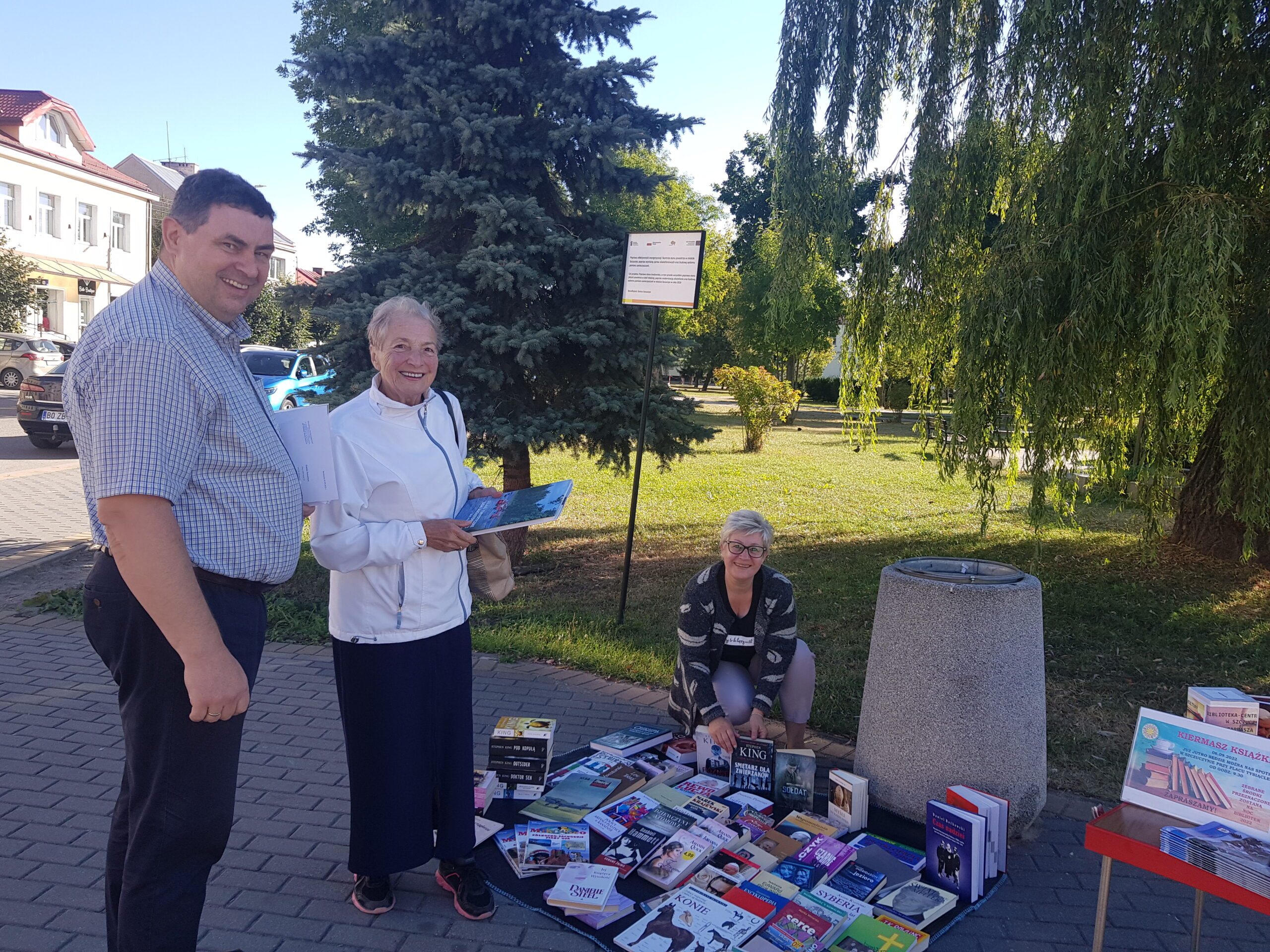 KIERMASZ KSIĄŻEK – Dzisiejsze przedpołudnie wywołuje na naszych twarzach szerokie uśmiechy!